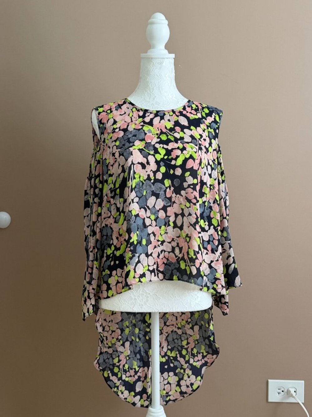 BCBGMAXAZRIA flower blouse Size L